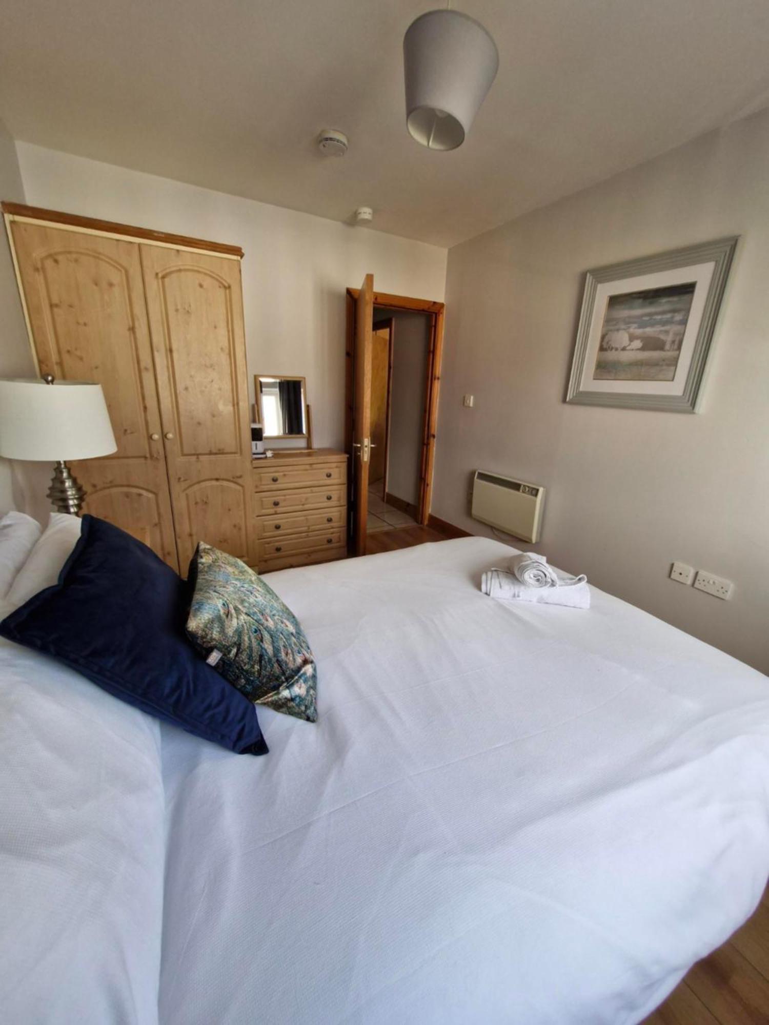 Cosy Beachfront Apartment In Salthill Galway City Exterior foto
