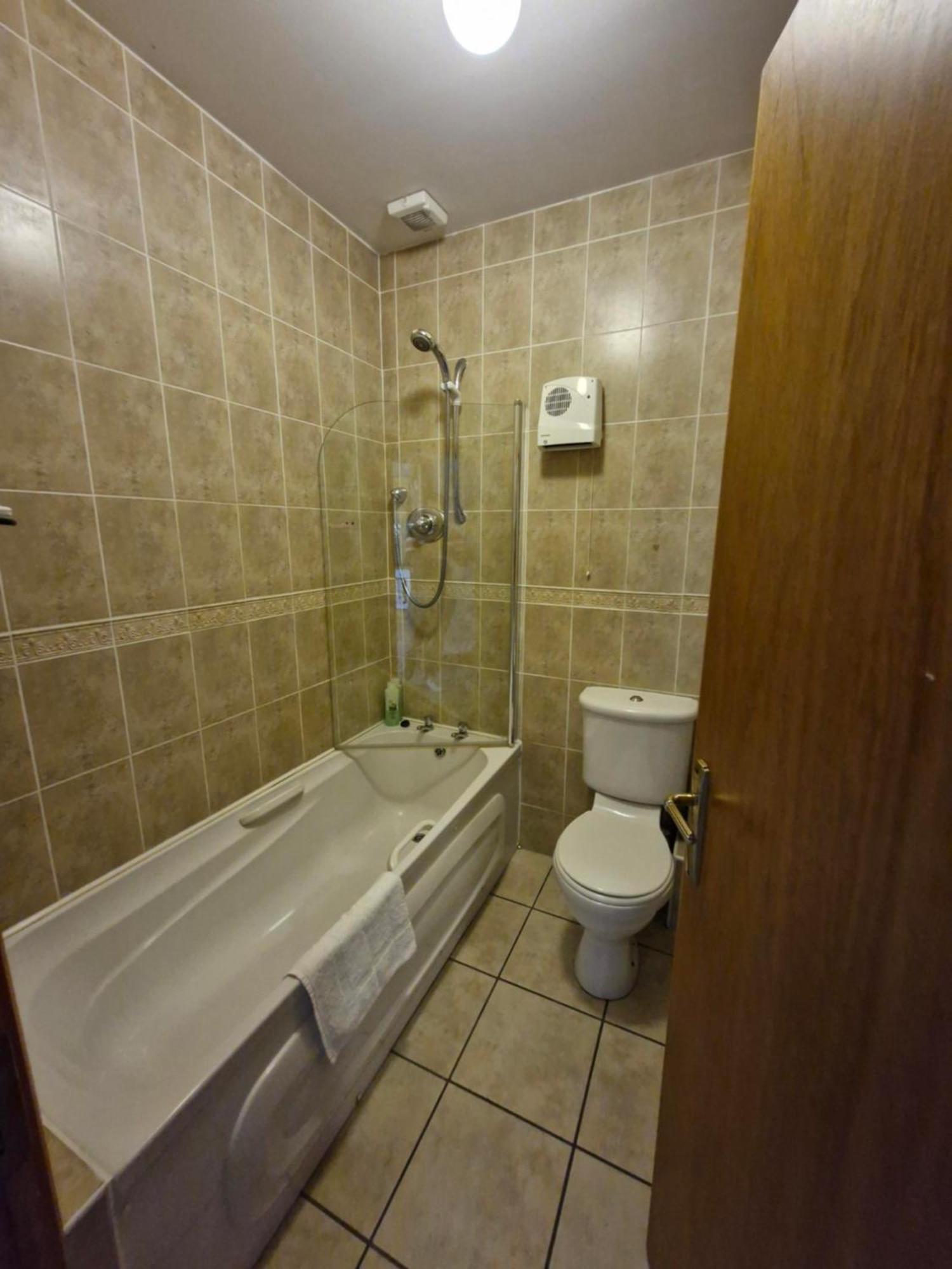 Cosy Beachfront Apartment In Salthill Galway City Exterior foto